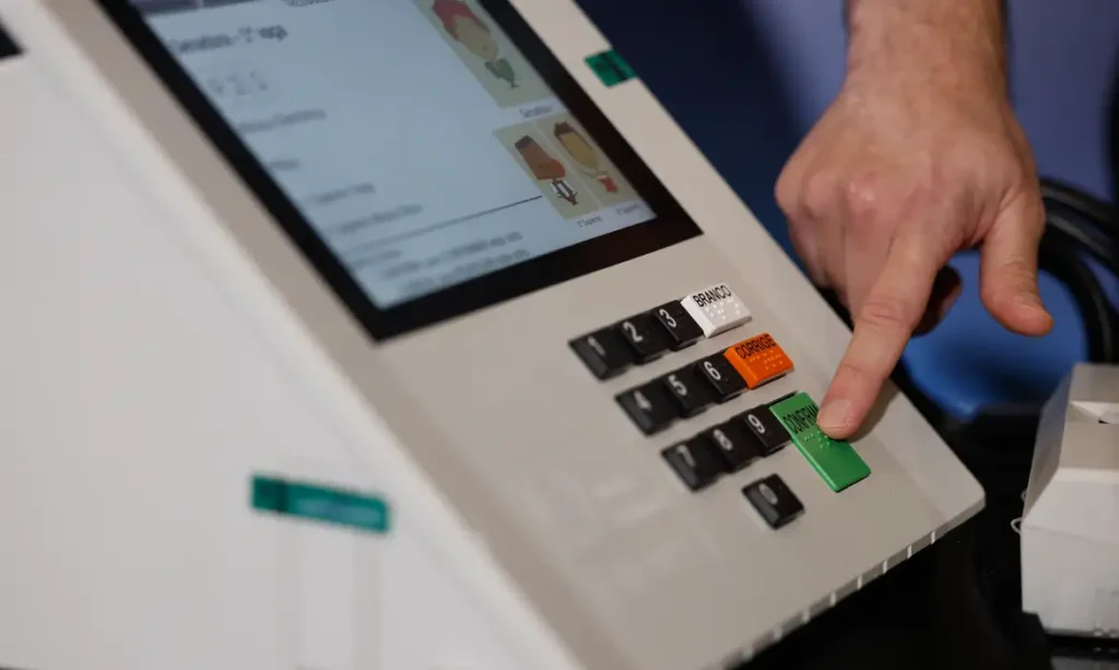 Urna eletrônica brasileira em seção de votação