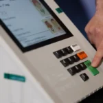 Urna eletrônica brasileira em seção de votação