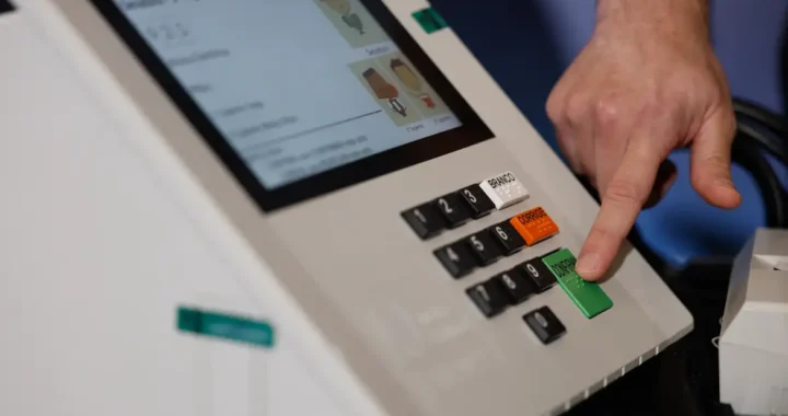 Urna eletrônica brasileira em seção de votação