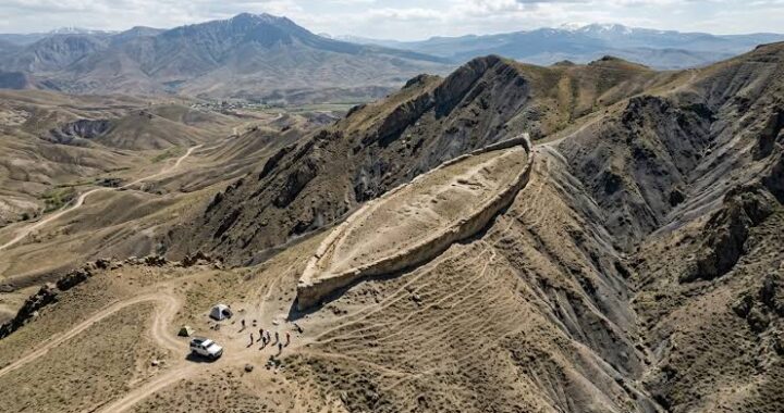 Formação rochosa em formato de barco na região de Durupınar, próxima ao Monte Ararat, na Turquia